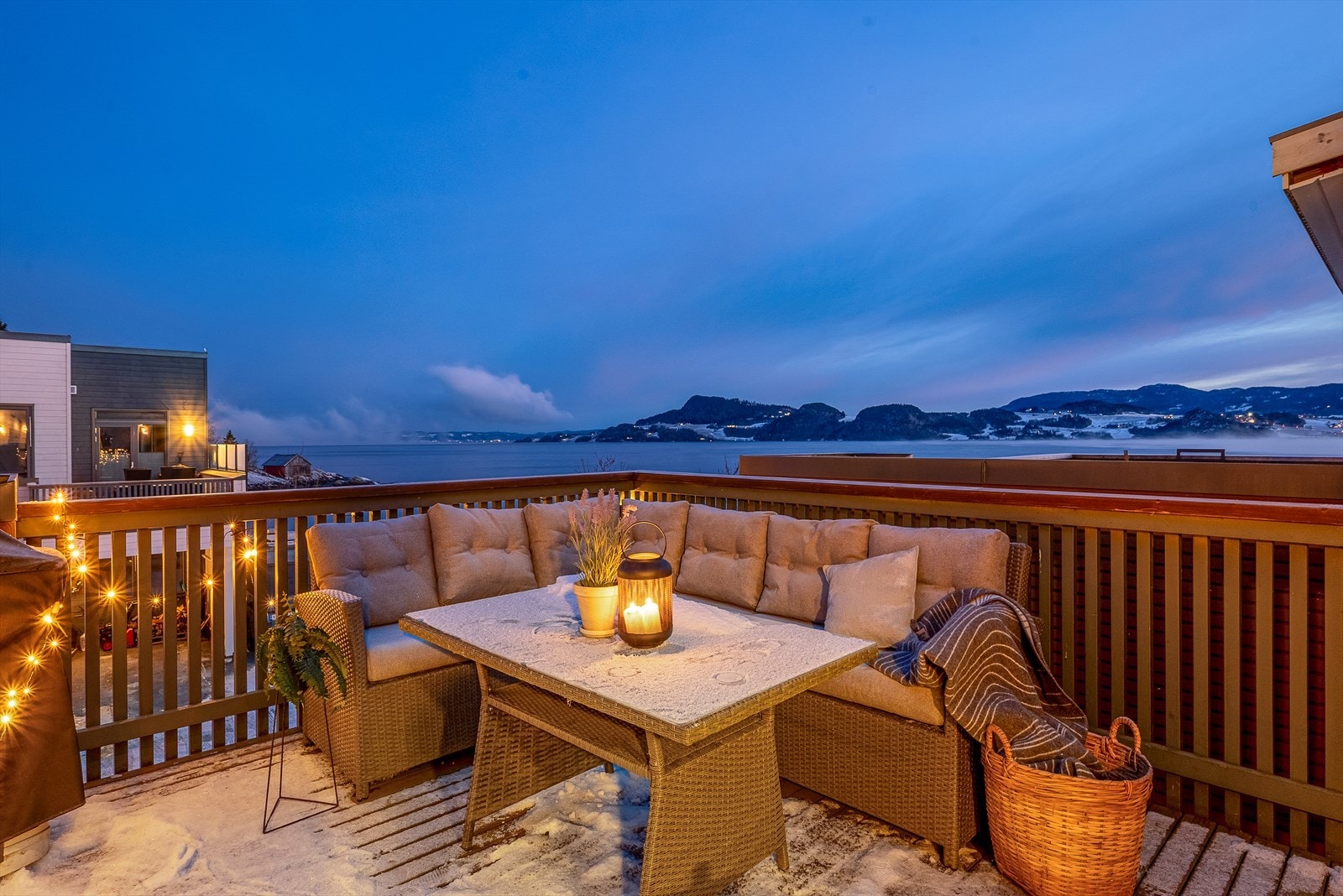 Her kan man nyte sol og sjøutsikt fra terrasser på begge sider. Galleribilde