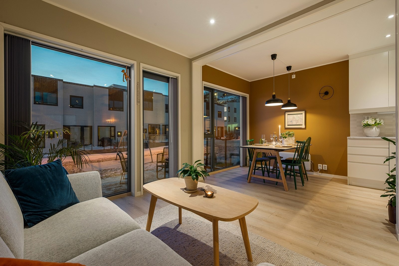 Stue med store vindusflater. Galleribilde