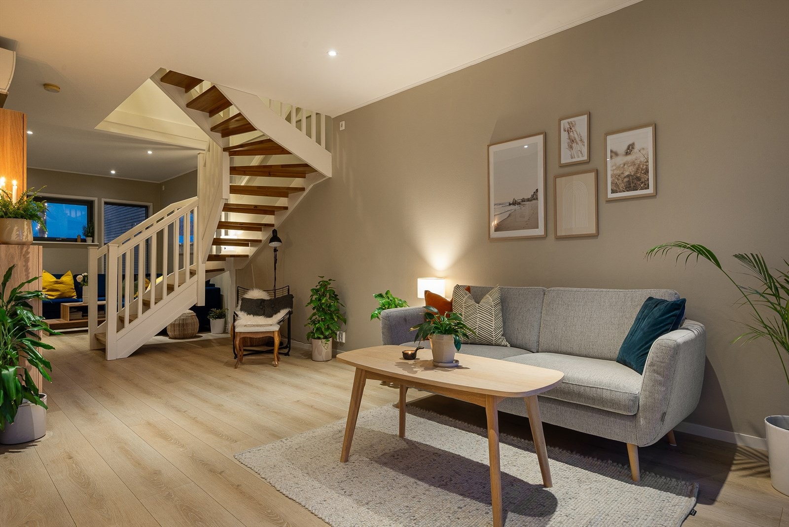 Stua er malt i delikate og lune farger. Galleribilde