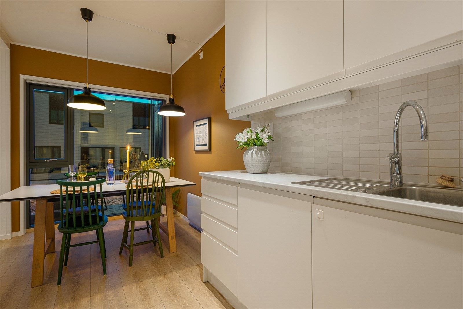 Kjøkkenet er utstyrt med integrerte hvitevarer. Galleribilde