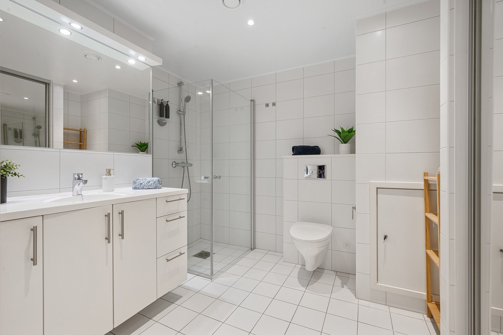 Det største badet ligger praktisk plassert ved soverommene i 2. etasje. Galleribilde