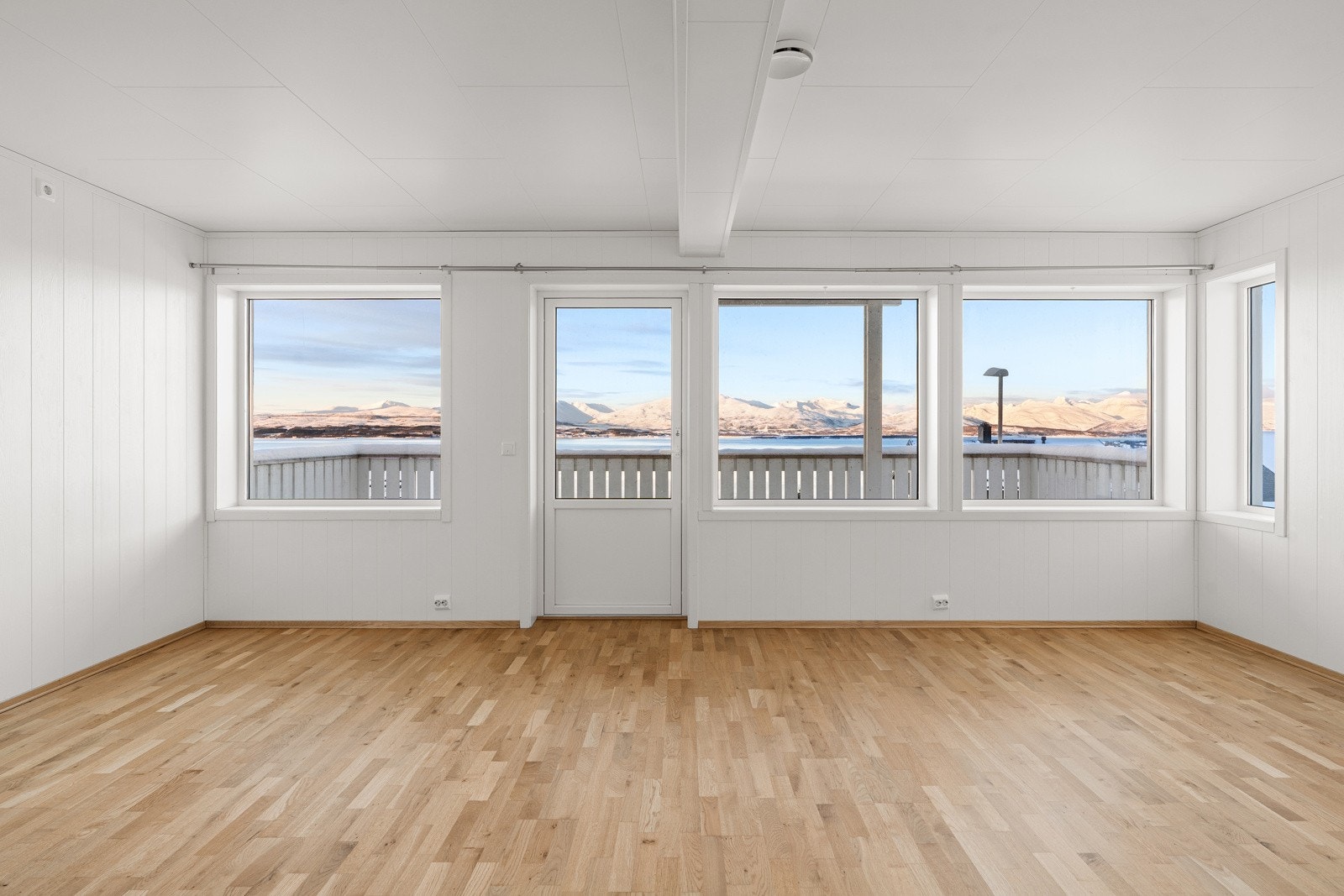 Store vindusflater slipper inn rikelig med lys og gir flott utsikt. Galleribilde