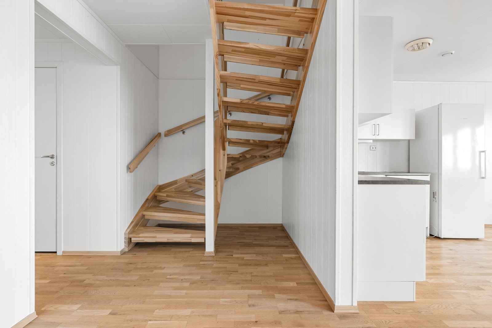 Trappa tar deg opp til loftsetasjen hvor du finner ei herlig loftstue og 2 soverom. Galleribilde