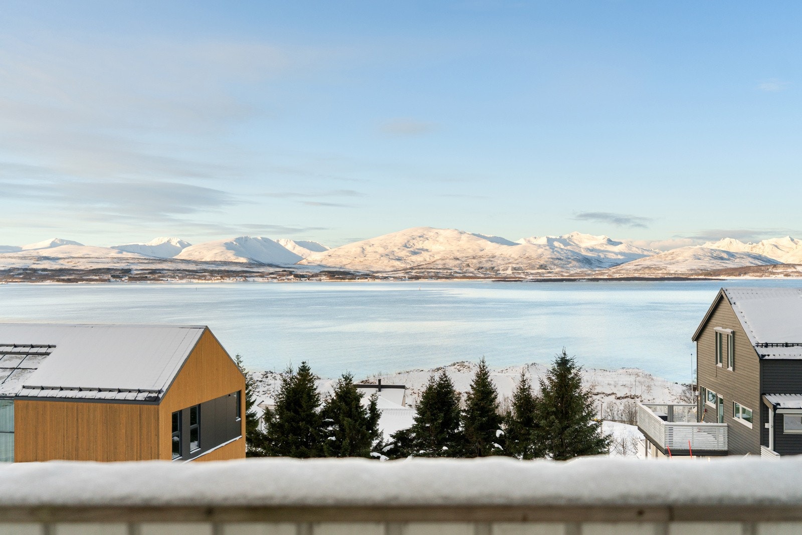 Lys og tiltalende leilighet over 2 plan med nydelig utsikt og familivennlig beliggenhet. Galleribilde