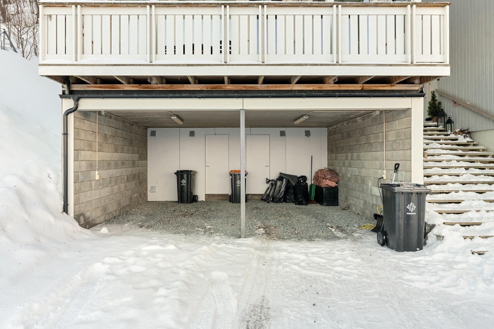 Parkeringsplass i felles carport. Galleribilde