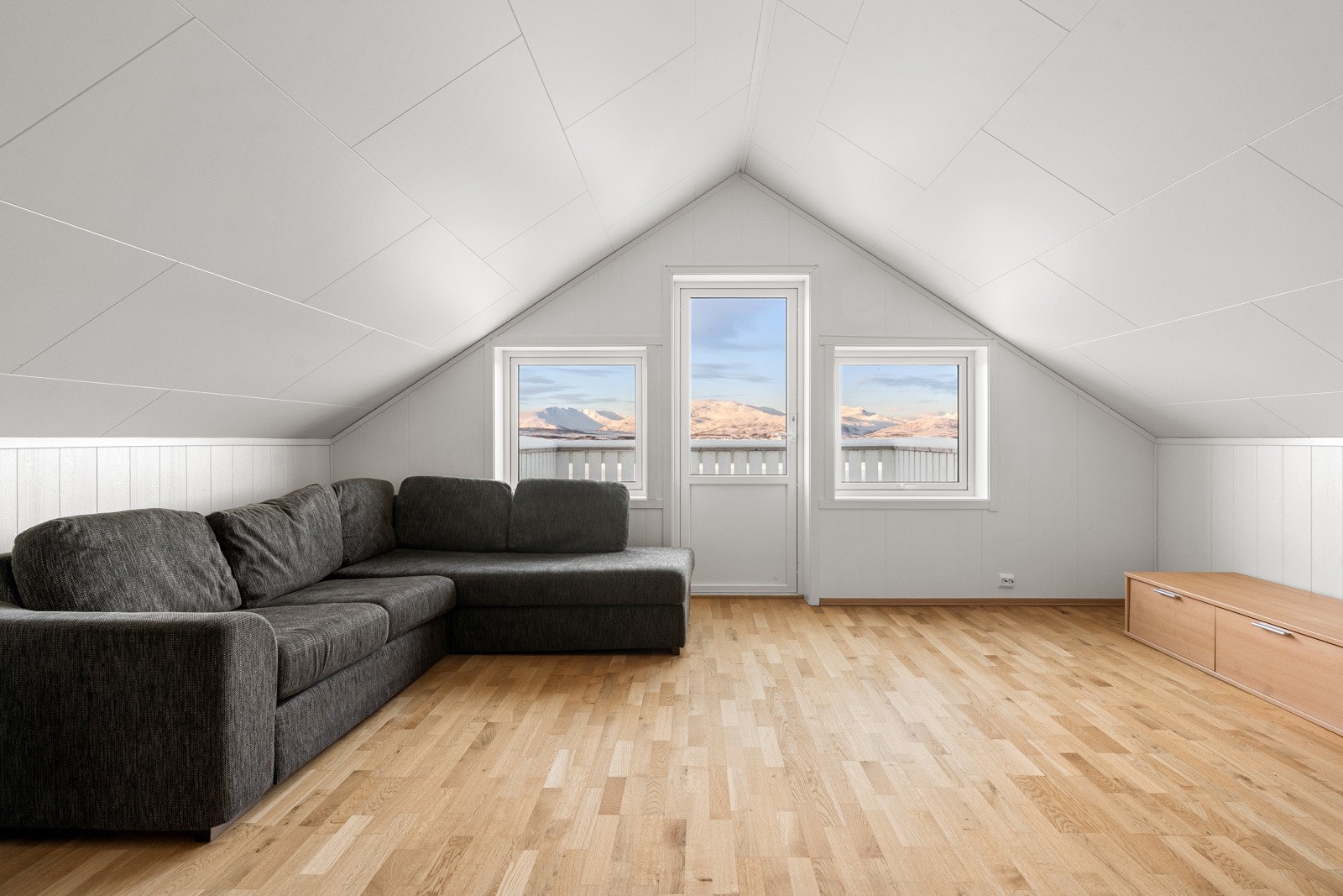 Loftstua er et fleksibelt rom som egner seg godt som TV-stue, hjemmekontor eller ungdomsrom. Galleribilde