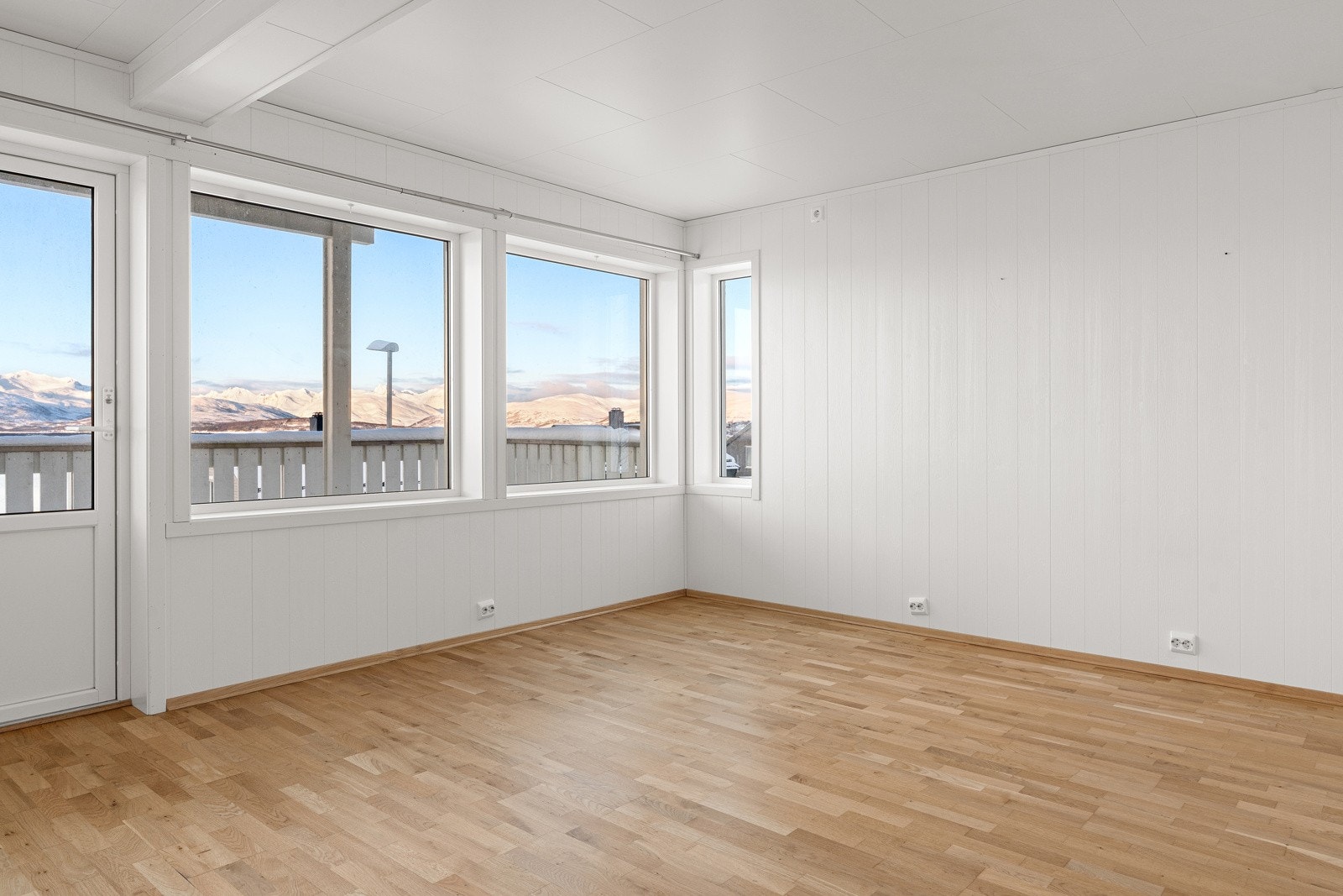 Fra stua har du utgang til en herlig balkong! Galleribilde