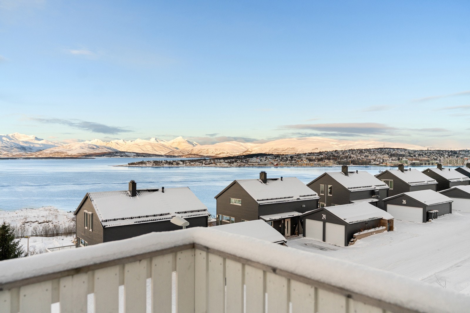 Fra loftstua har du direkte utgang til balkong. Galleribilde
