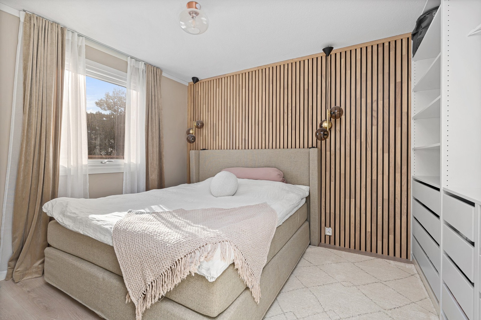 Hovedsoverommet er romslig og har en lekker spilevegg, stort garderobeskap og flotte lamper. Galleribilde