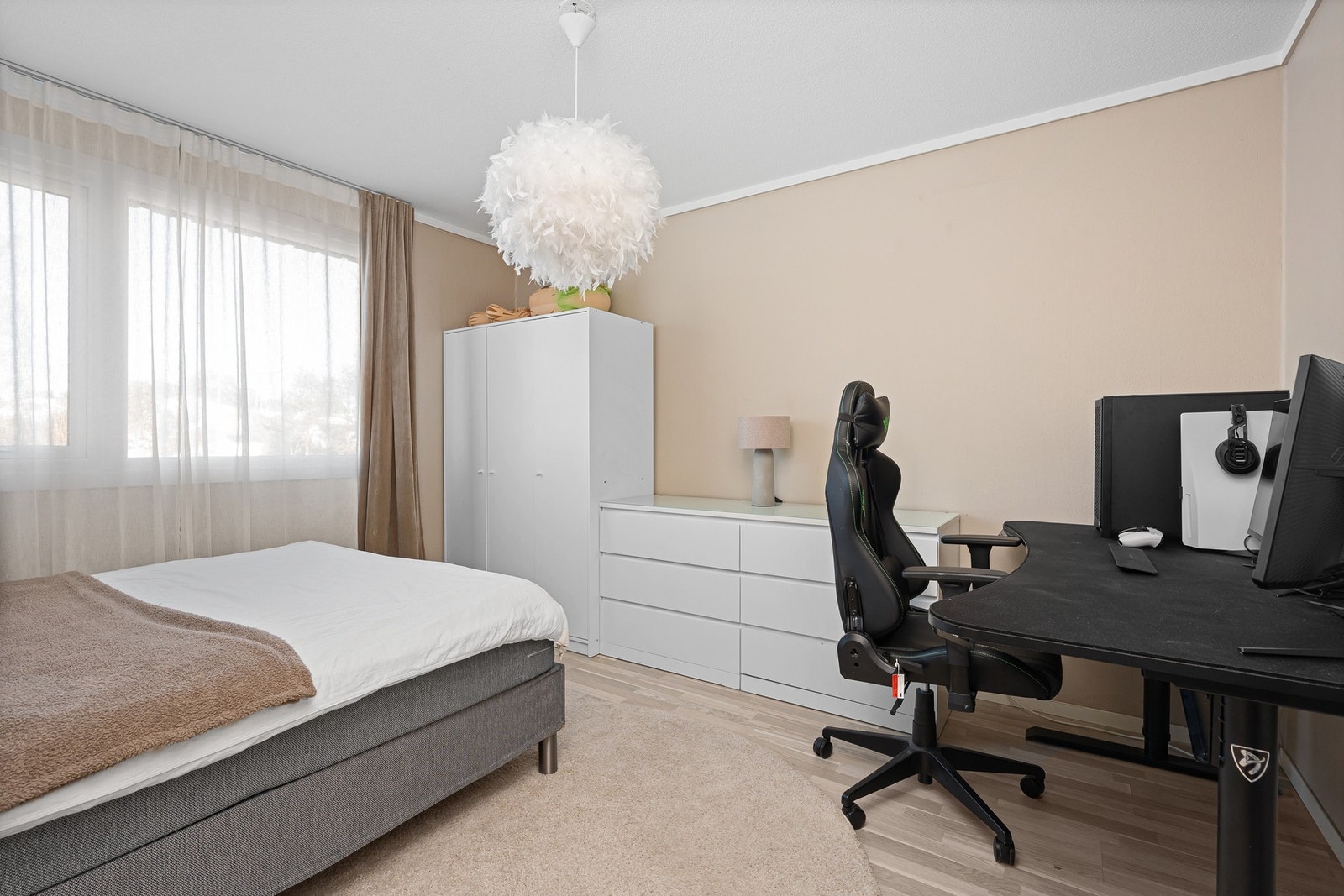 Alle soverommene er av god størrelse med plass til dobbeltseng og garderobeskap. Galleribilde