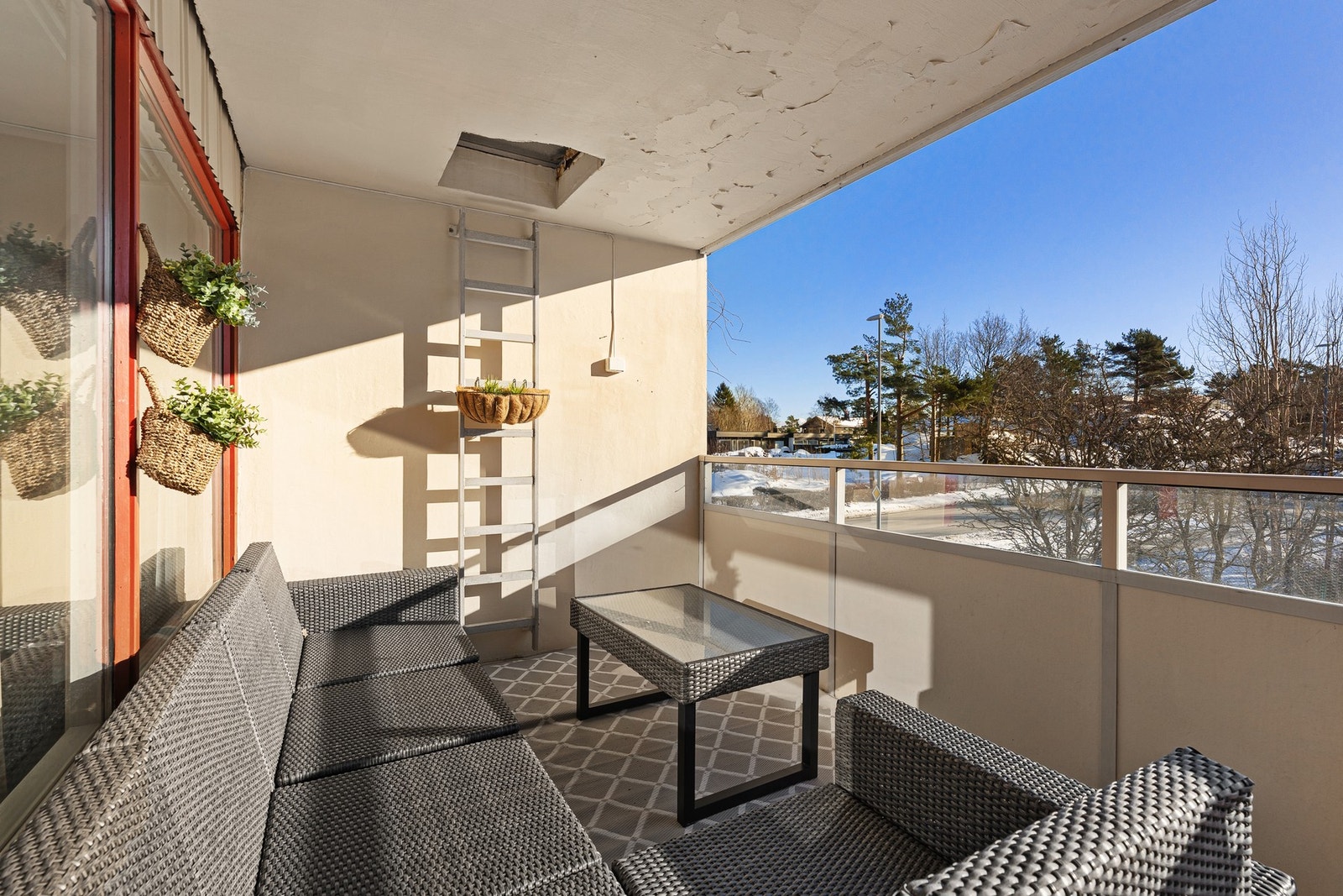 På terrassen er det god plass til en sittegruppe og bord. Galleribilde