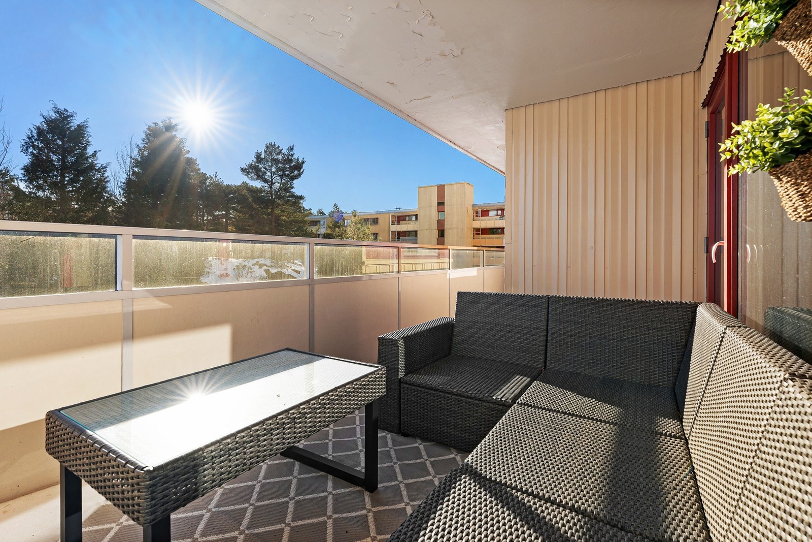 Stor balkong med utsikt mot grøntareal. Galleribilde