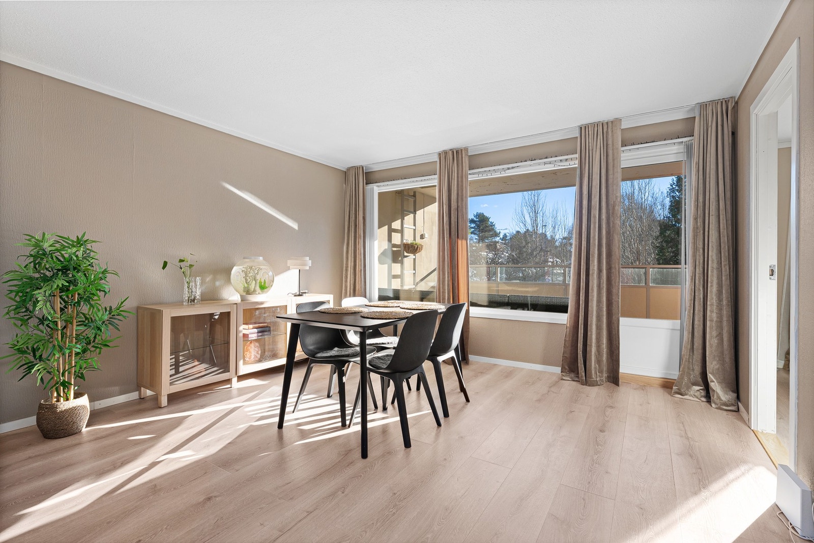 Stua har store vindusflater som gir rikelig med lysinnslipp. Galleribilde