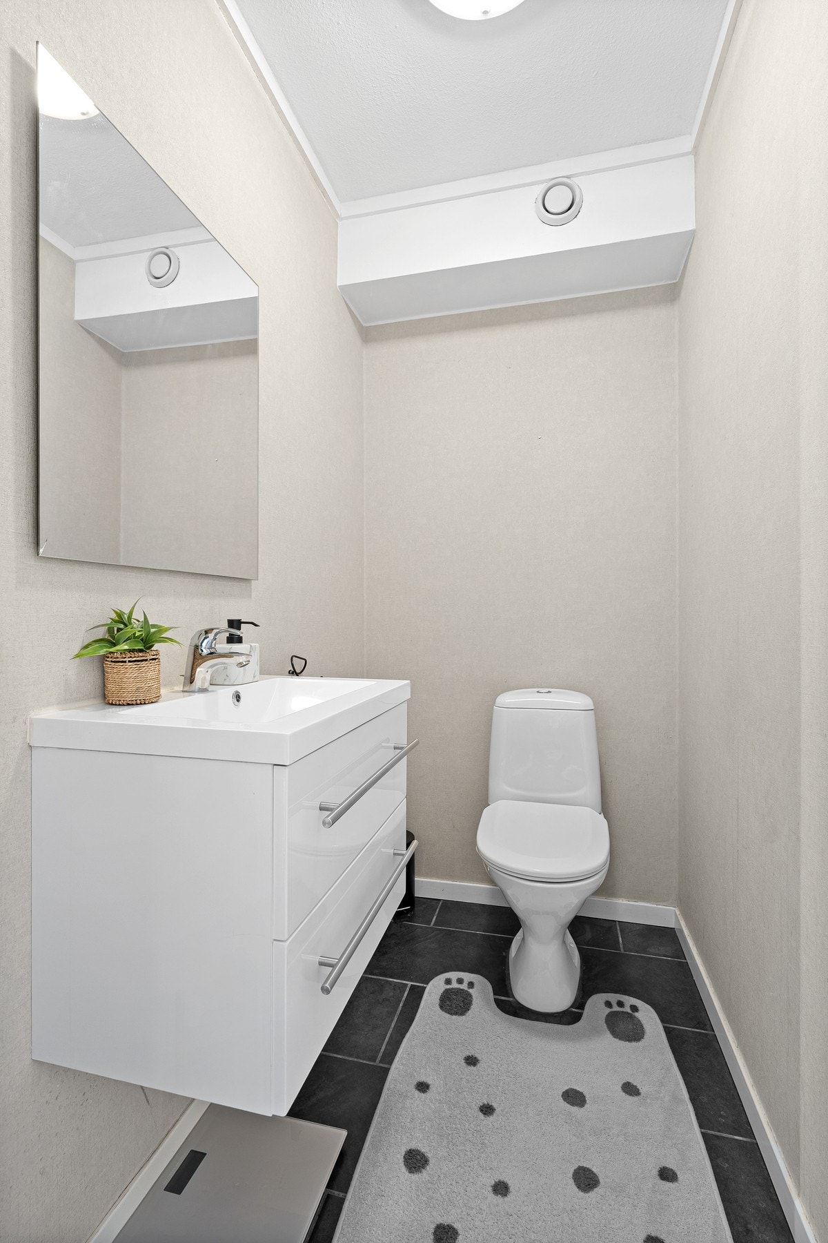 Toalett ved siden av badet. Galleribilde