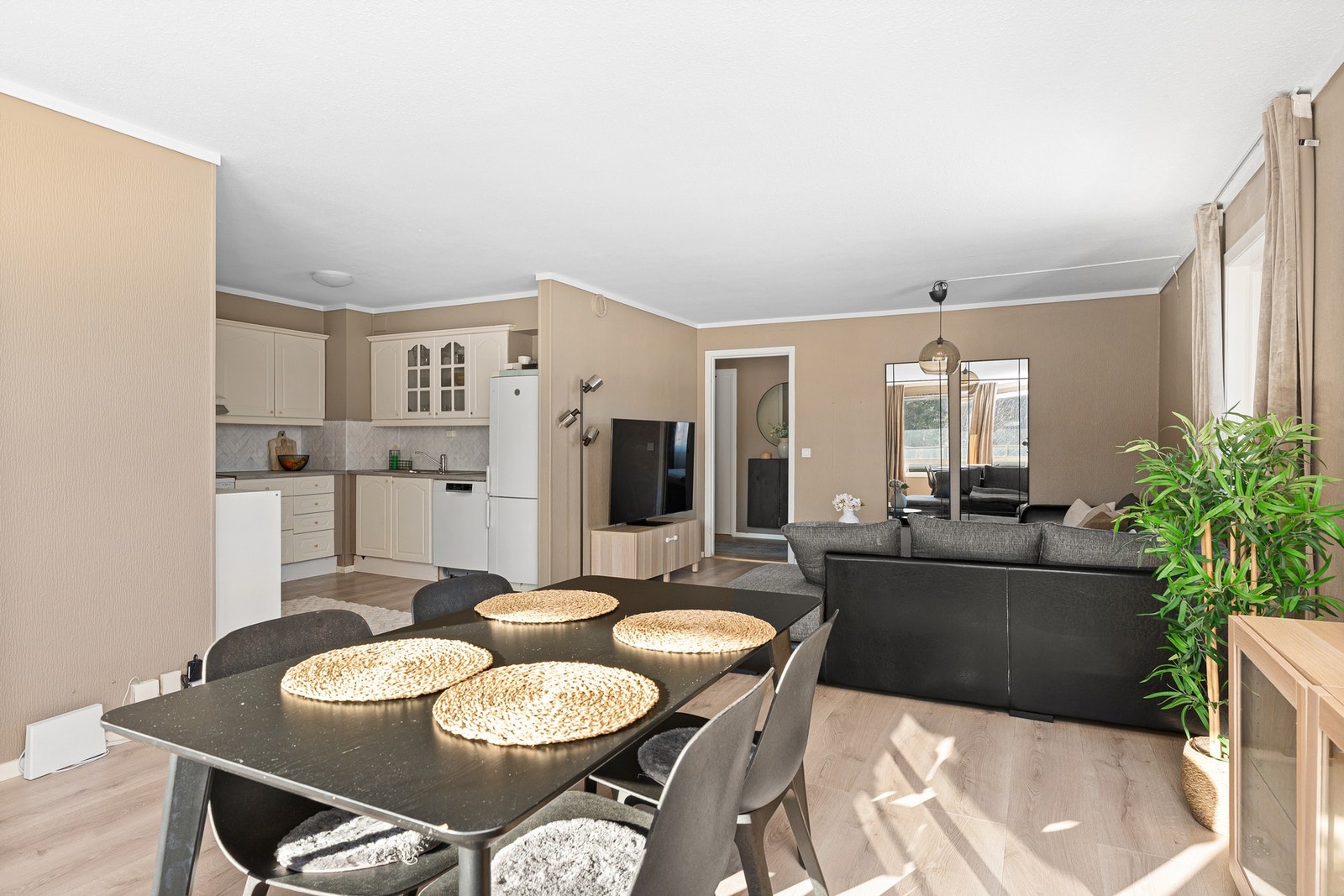 Romslig og åpen stue/kjøkkenløsning. Galleribilde