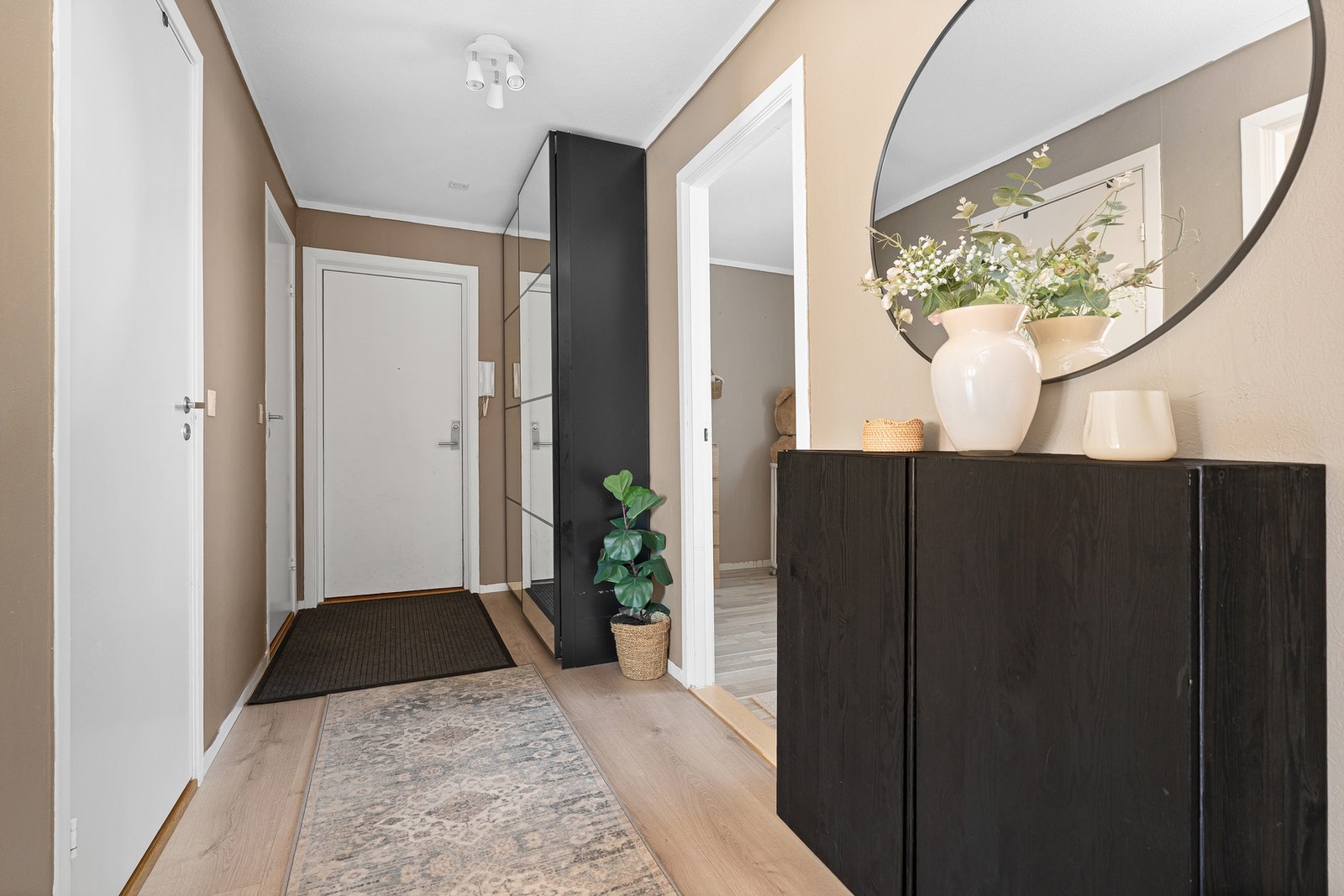 Stor gang med god plass til yttertøyet i garderoben. Galleribilde