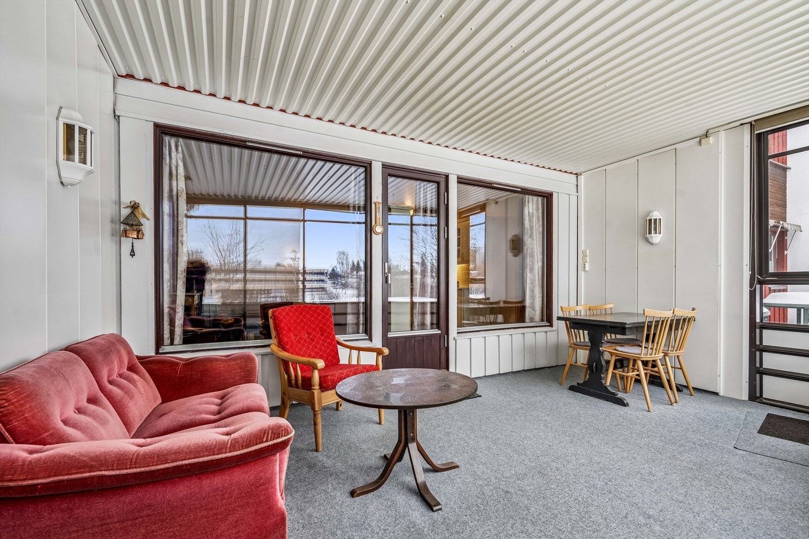 Den vestvendte, innglassede terrassen på 14 m² er en flott forlengelse av stuen. Galleribilde