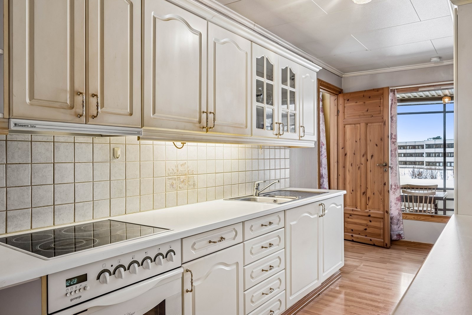 Integrerte hvitevarer og et installert vannstoppsystem gir et funksjonelt og trygt kjøkken. Galleribilde