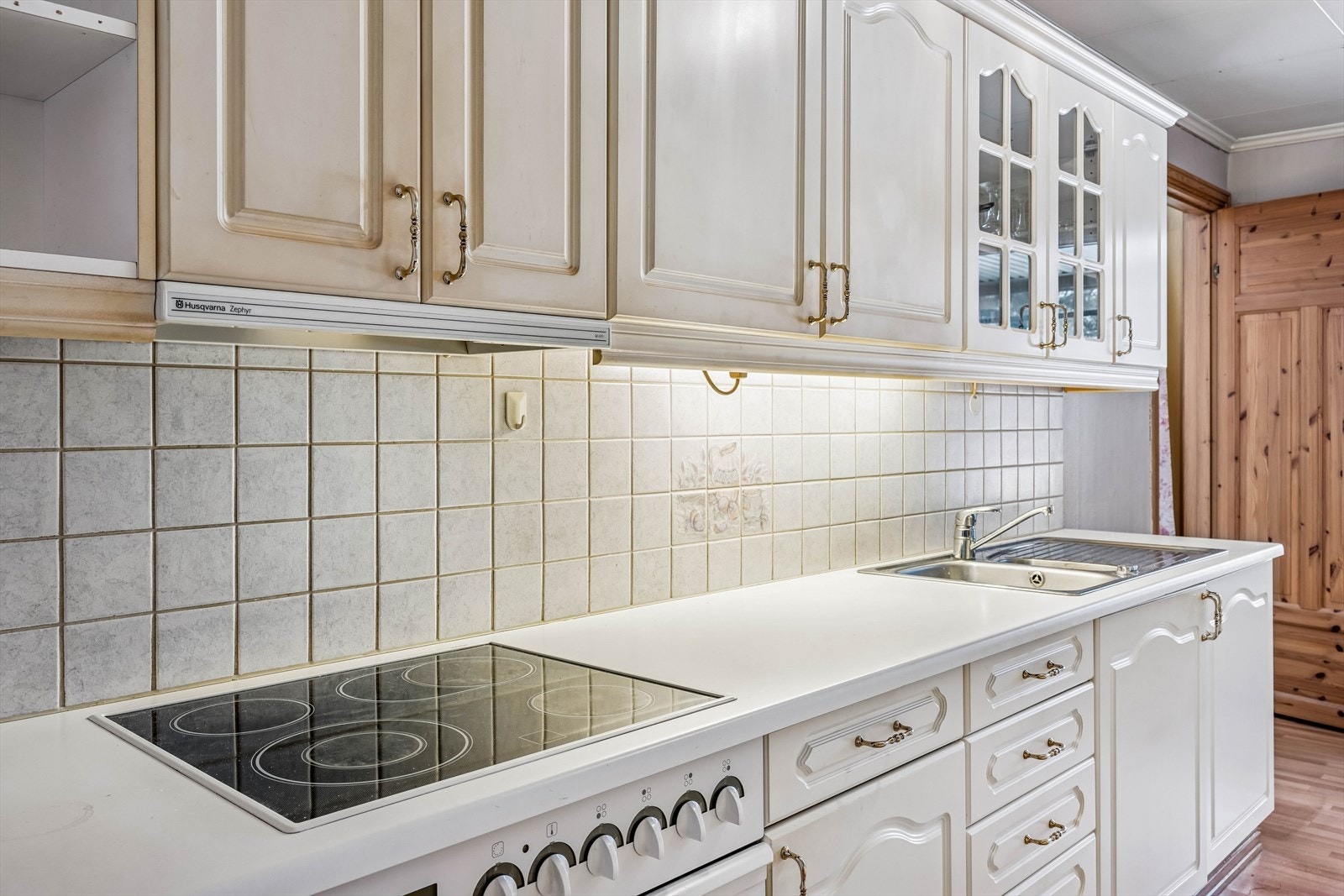 Kjøkkenet har en innredning med profilerte fronter og laminat benkeplate. Galleribilde