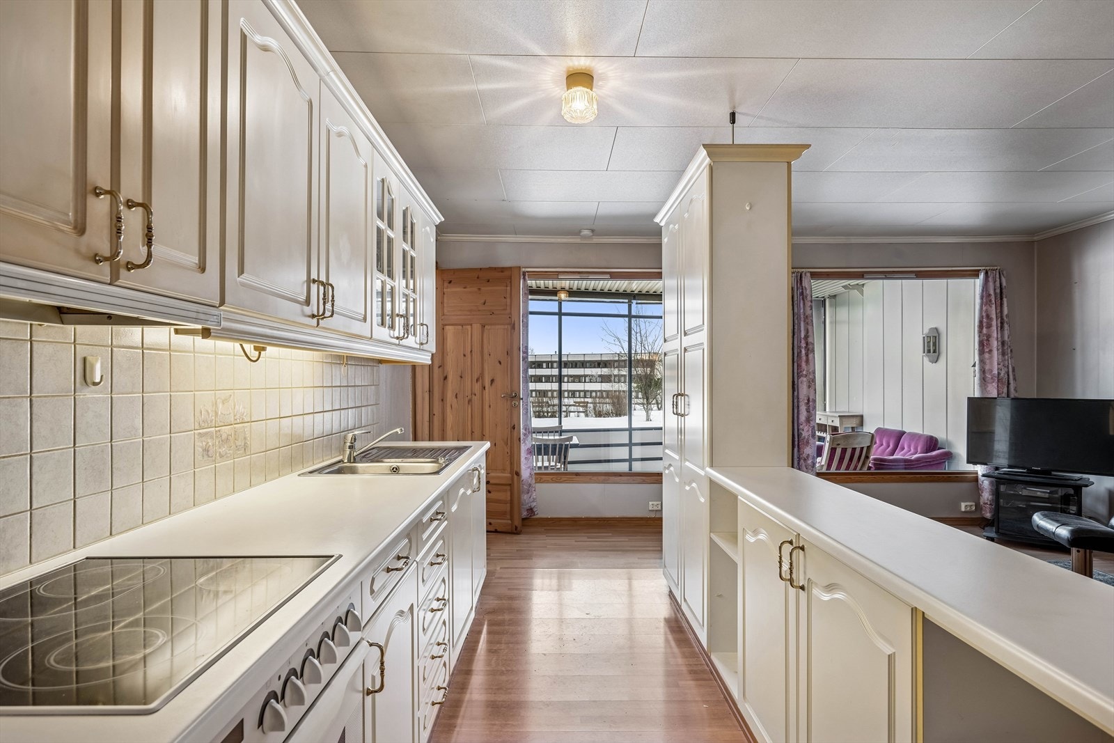 Den åpne løsningen mellom stue og kjøkken skaper en sosial og luftig atmosfære. Galleribilde