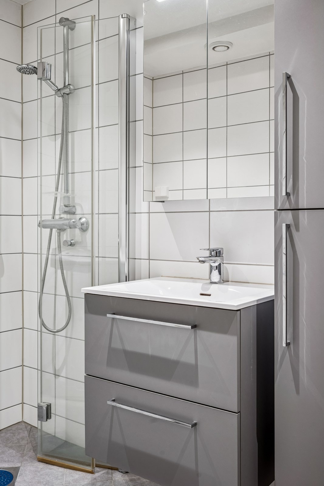 Innredningen består av en servant med underskap og et dusjhjørne med innfellbare dører. Galleribilde