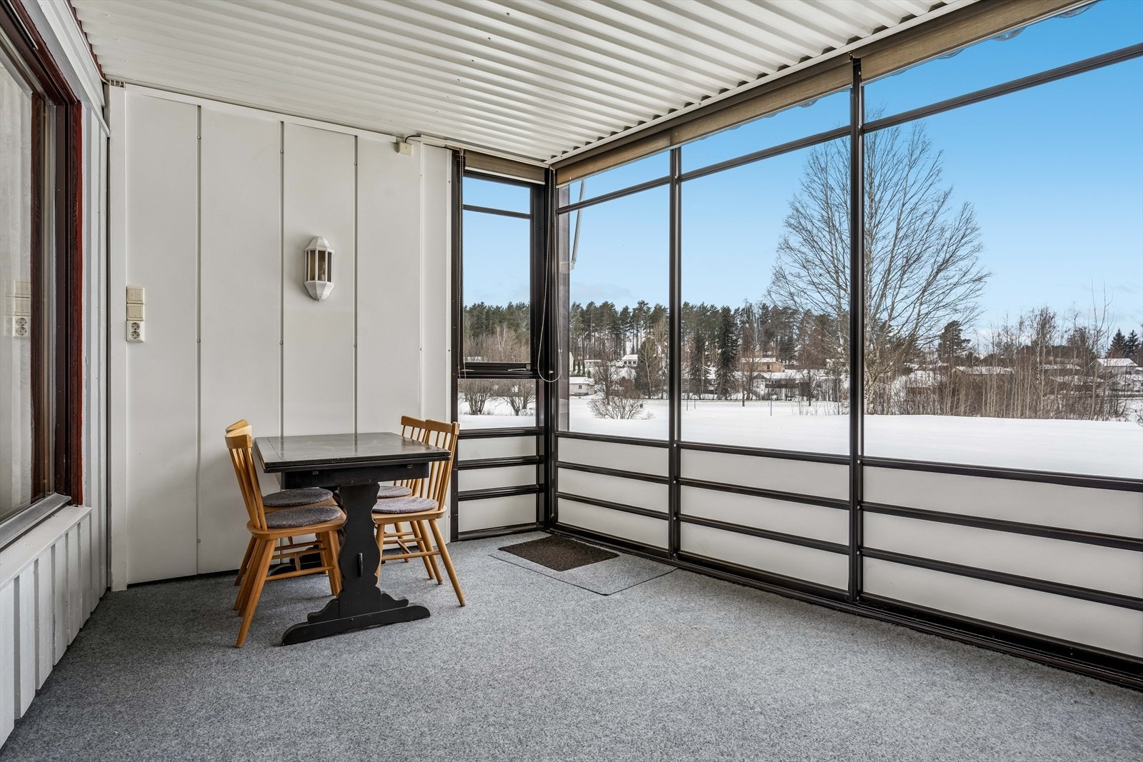 Terrassen har teppebelagt gulv og gir et lunt og skjermet uterom. Galleribilde