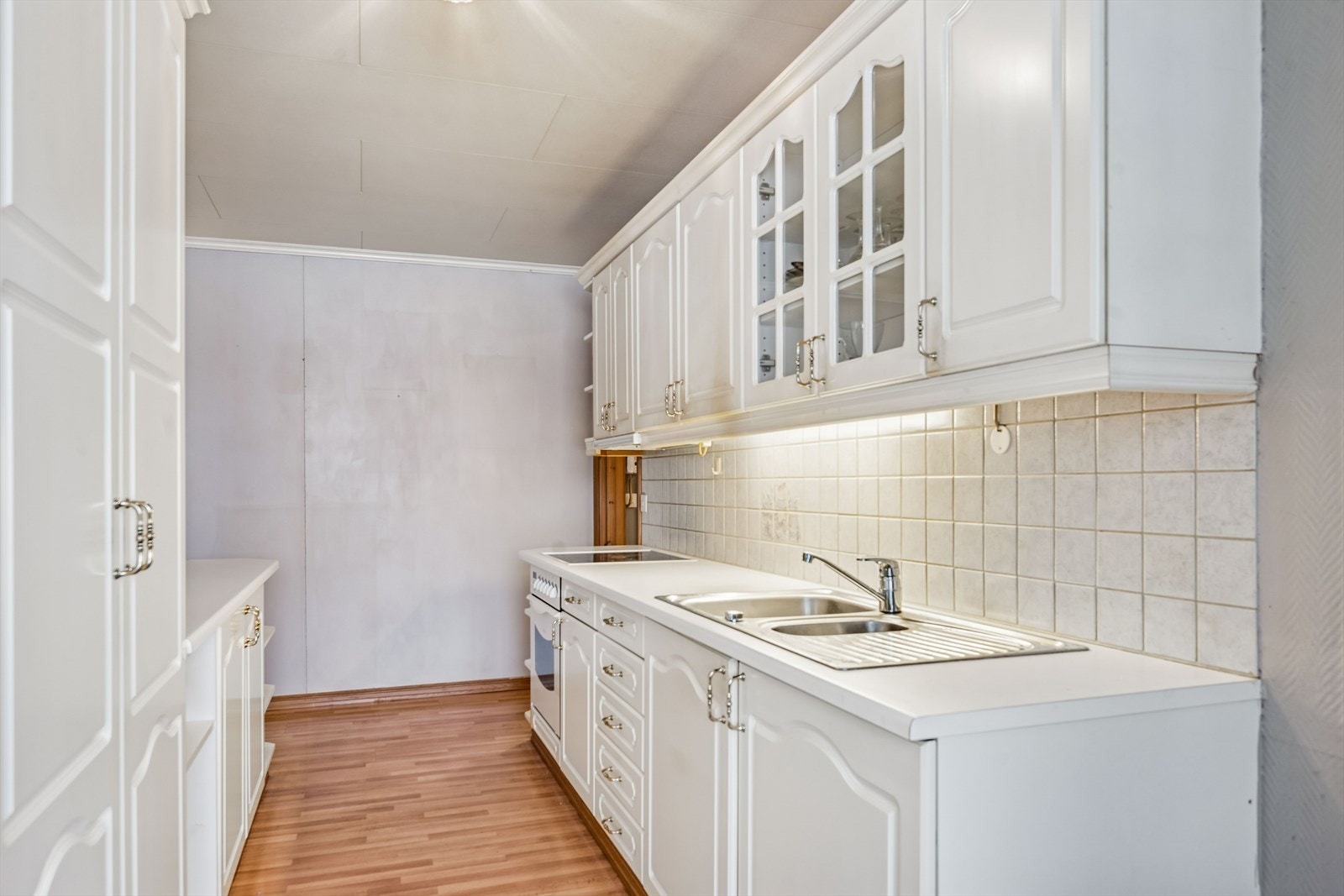 Godt med skap- og benkeplass gjør kjøkkenet funksjonelt. Galleribilde