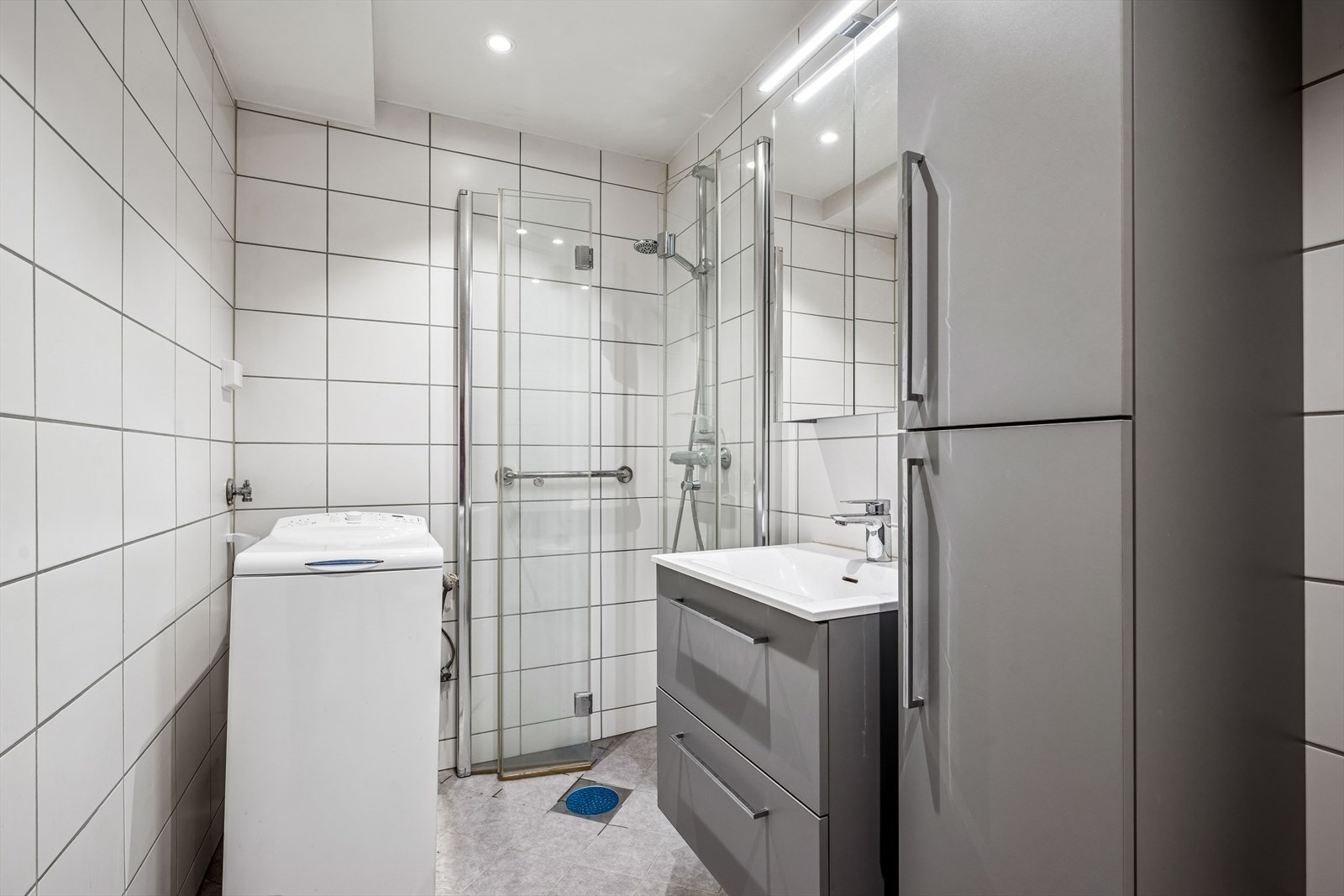 Badet ble renovert i 2021 og har flislagte overflater og elektriske varmekabler i gulvet. Galleribilde