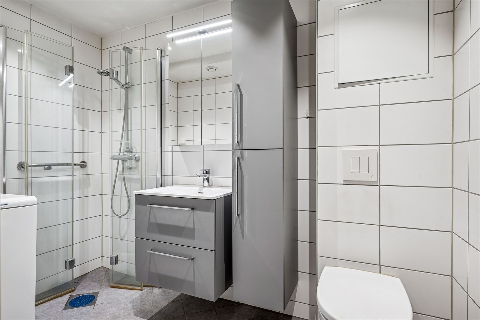 Badet er utstyrt med veggmontert toalett og mekanisk avtrekk for god ventilasjon. Galleribilde