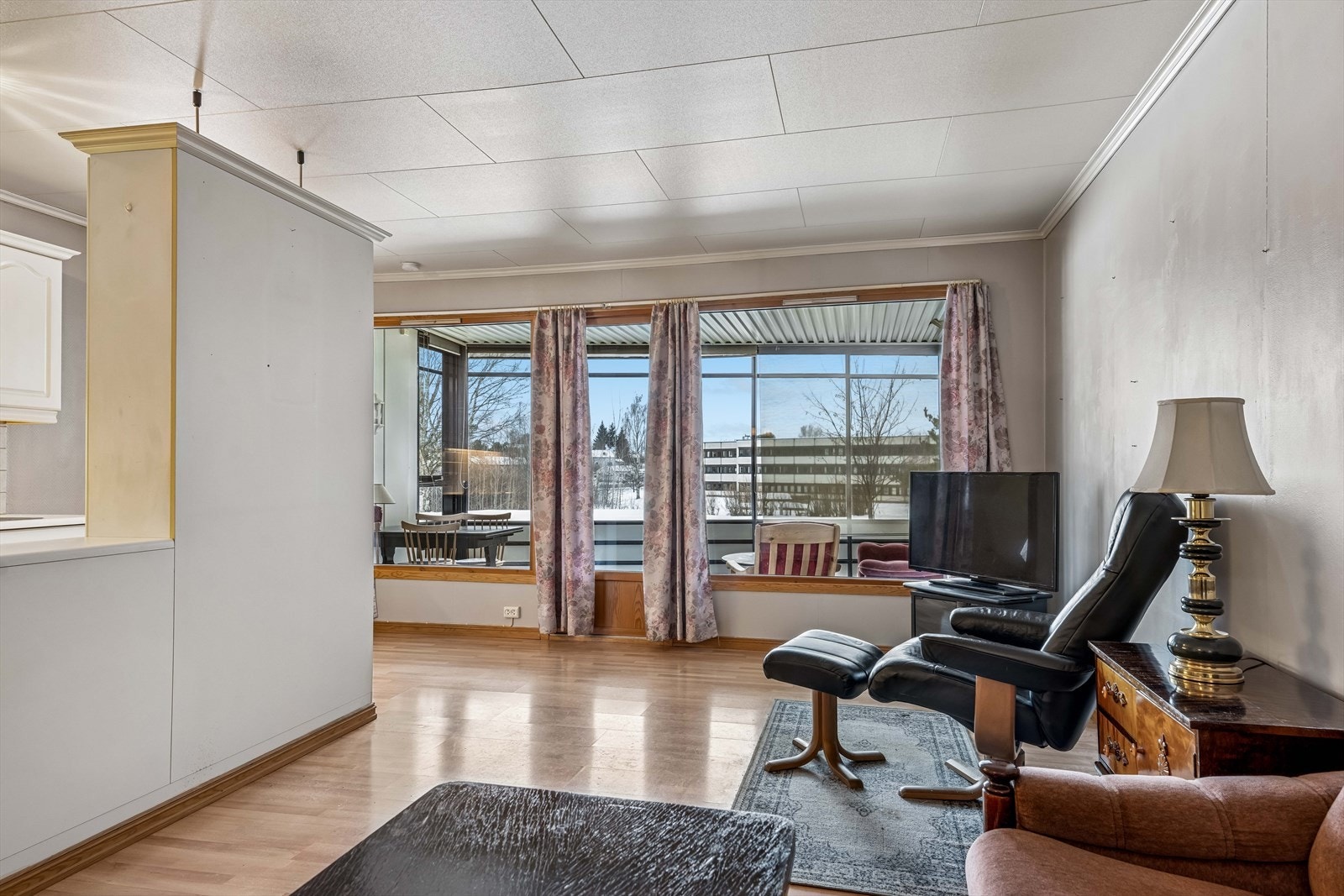 En praktisk halvøy fungerer som et naturlig skille mellom kjøkken og stue. Galleribilde