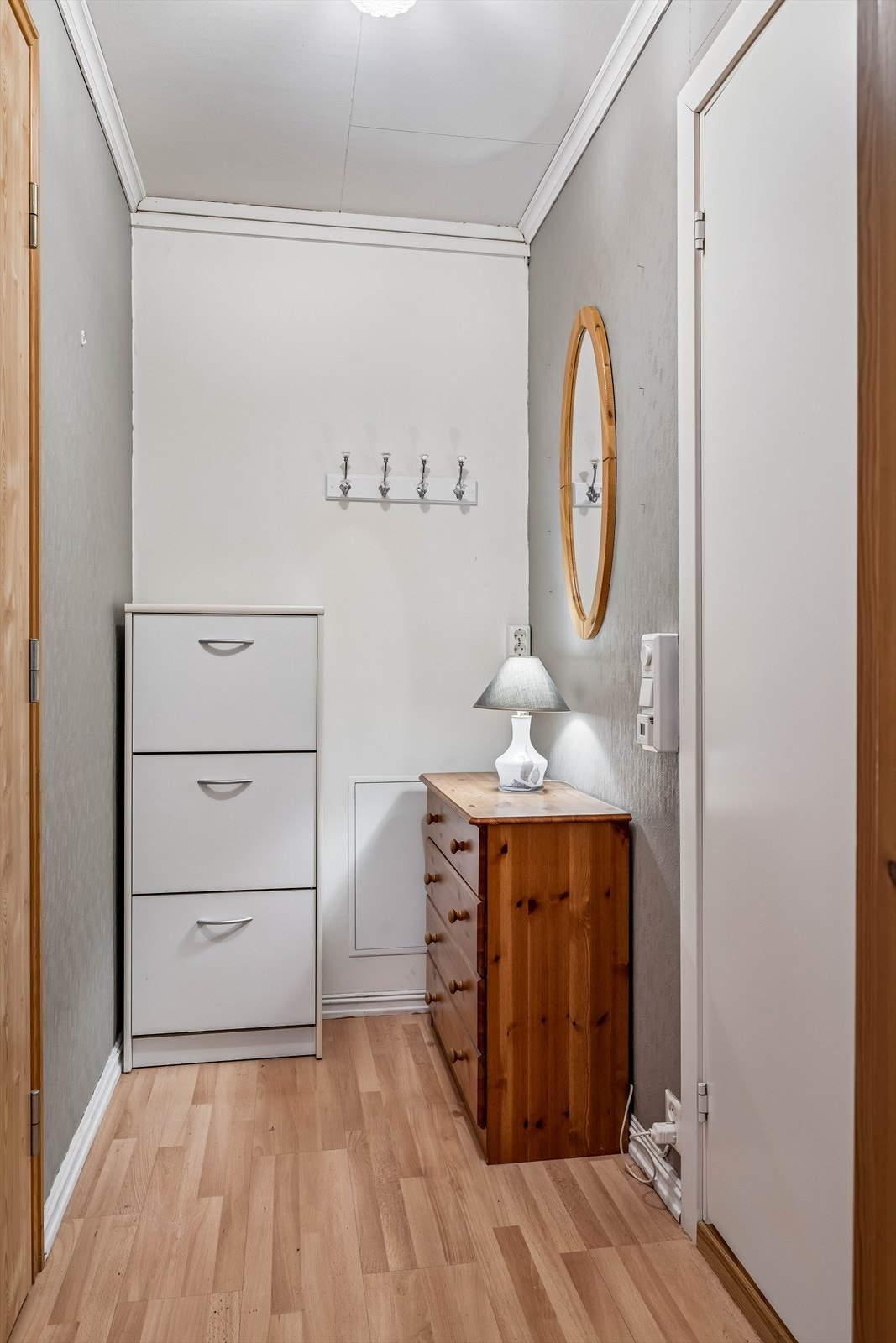 Velkommen inn! Entréen har plass til oppbevaring av yttertøy og sko. Galleribilde