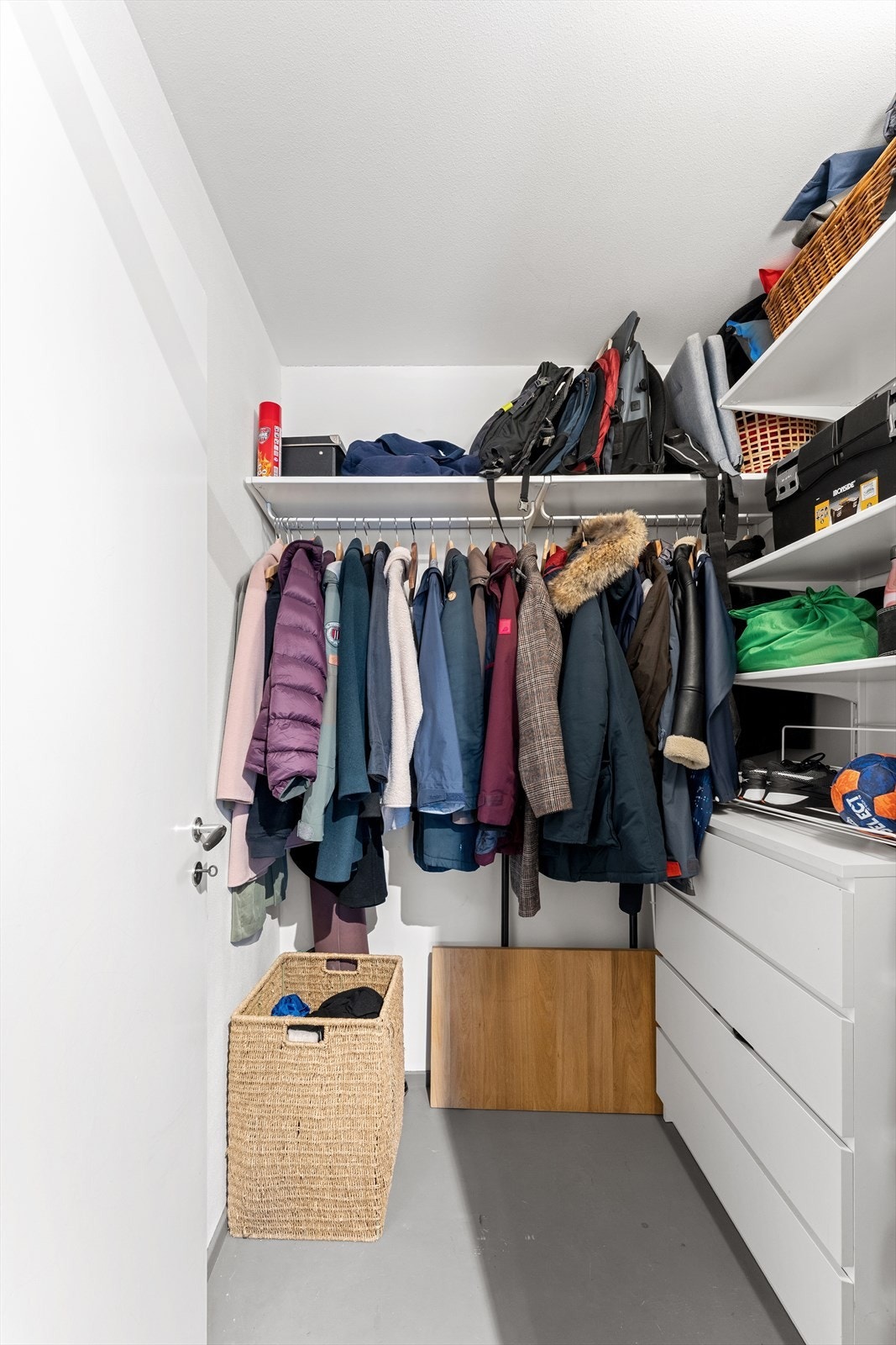 Praktisk intern bod rett ved entré Galleribilde