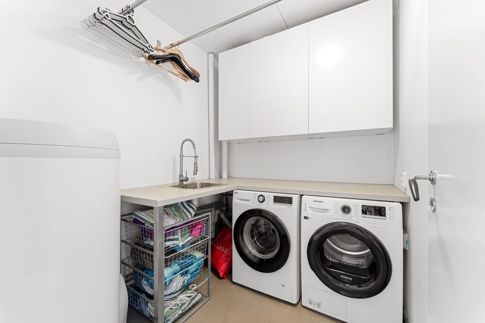 Eget vaskerom med plass for stor vask- og tørkemaskin samt oppbevaring Galleribilde