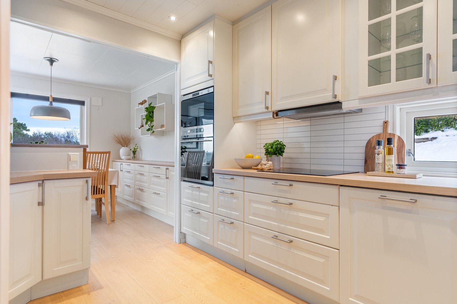 Mye plass i innredningen på kjøkkenet. Galleribilde