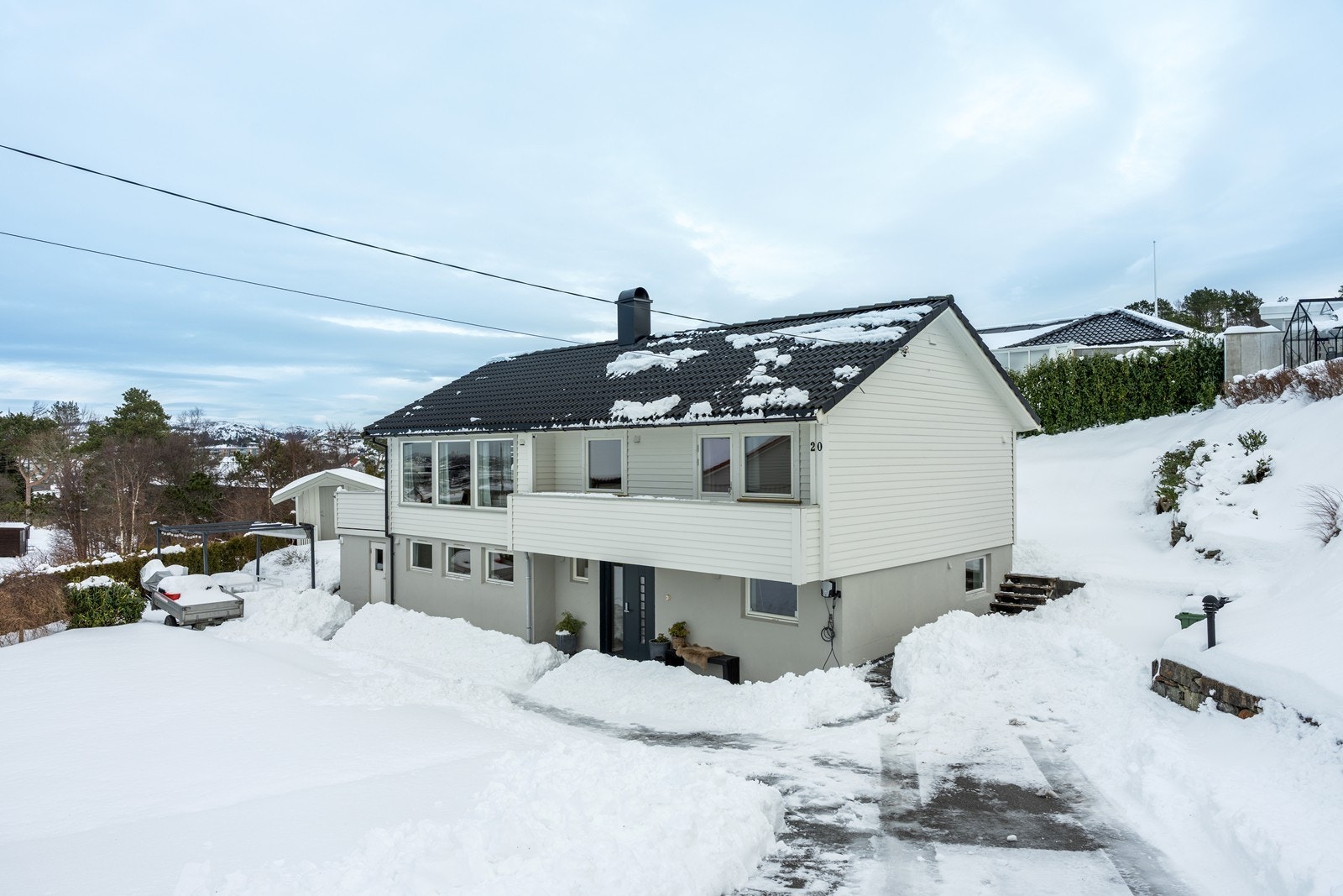 Under snøen er det ett asfaltert gårdsrom. Galleribilde