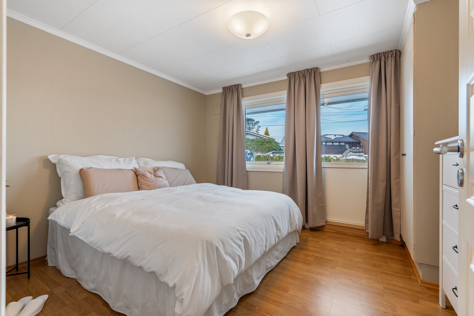 Hoved-soverom med utgang til luftealtan. Galleribilde