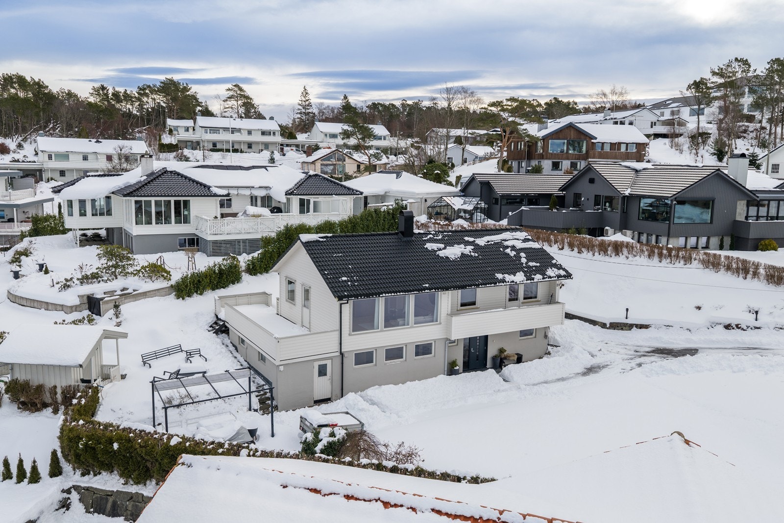 Enebolig på rommelig tomt. Galleribilde