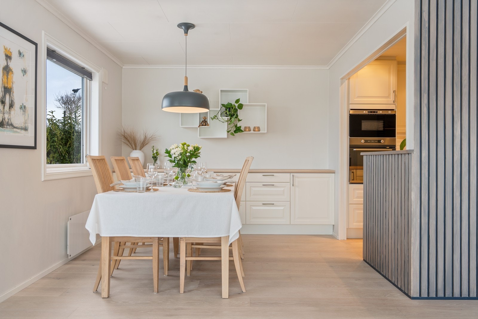 God plass til stort spisebord. Galleribilde