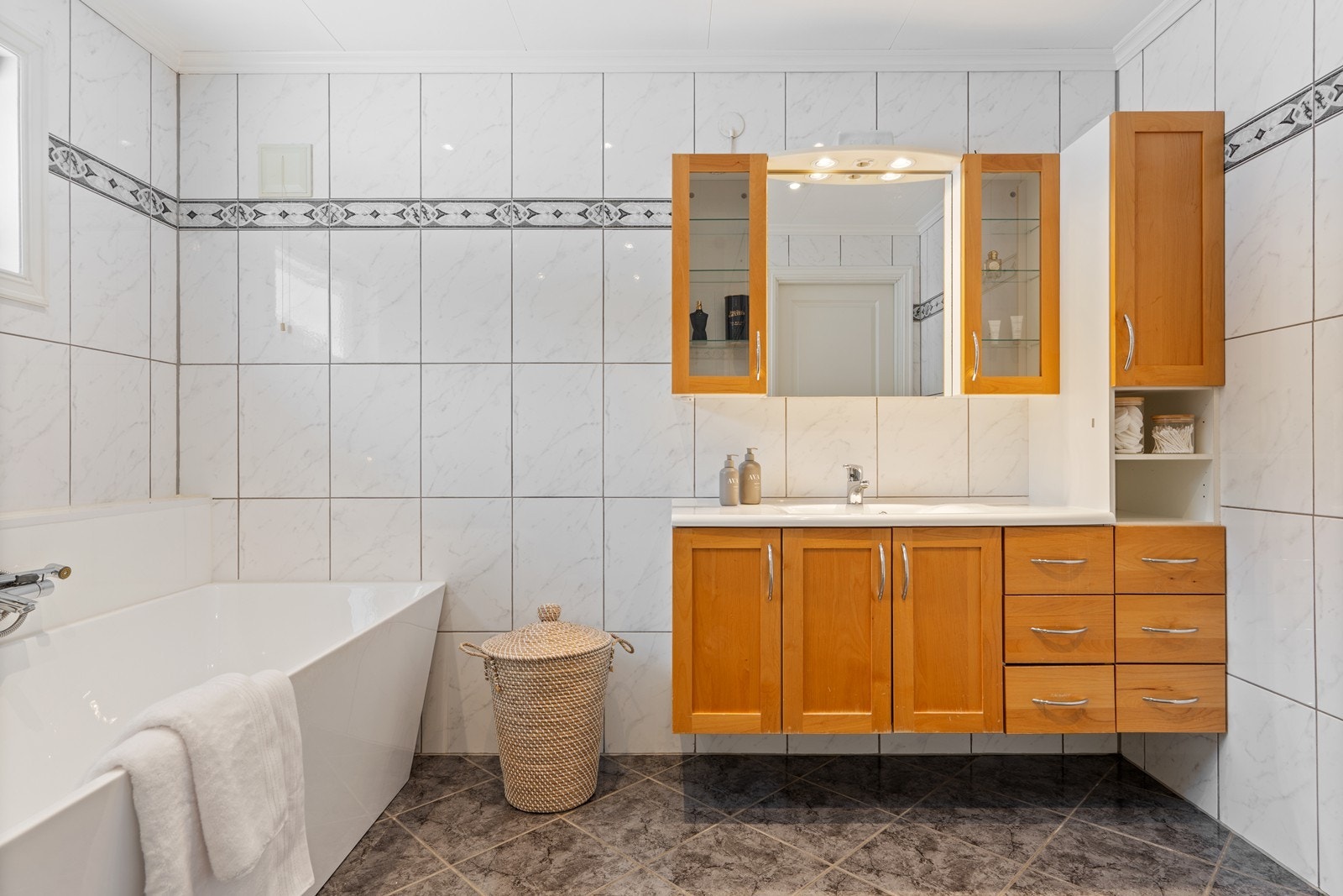 Rommelig og delikat baderom. Galleribilde