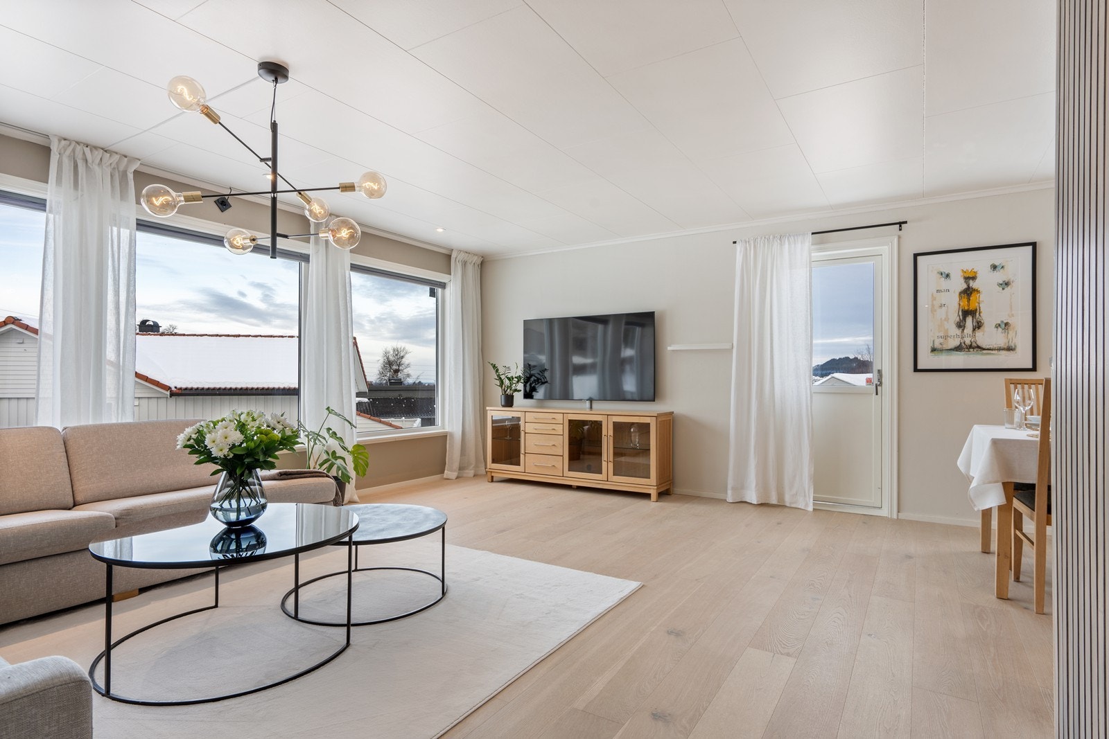 Store vinduer gir mye lys i stuen. Galleribilde