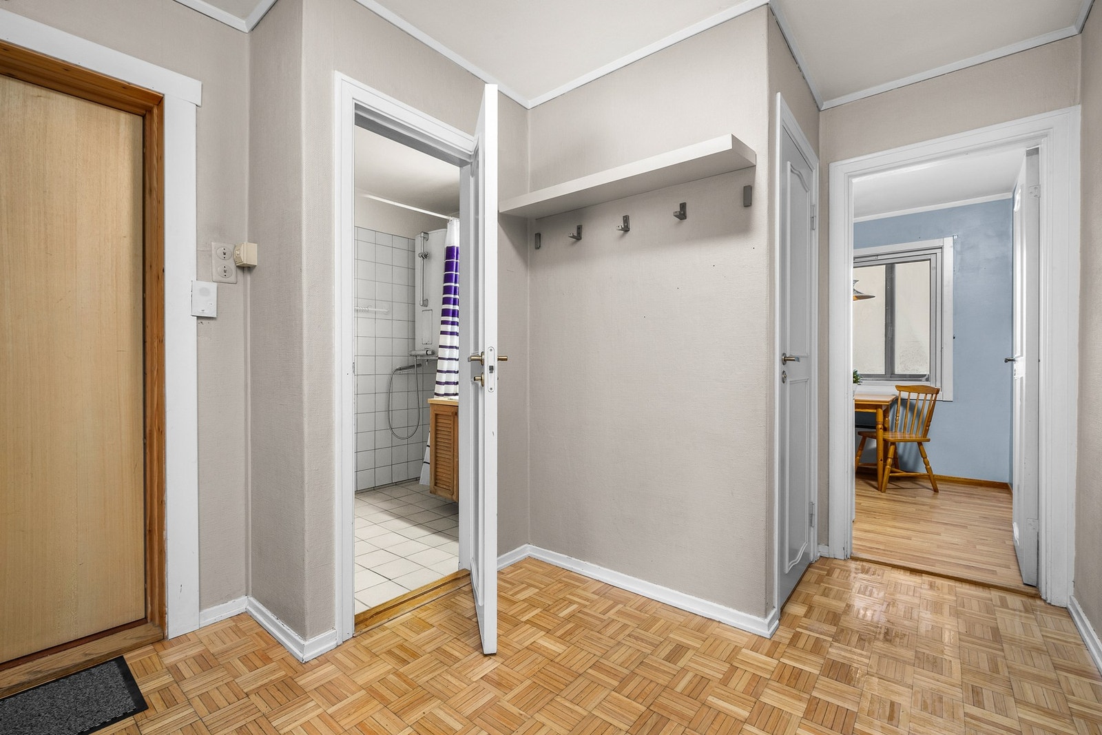 Åpen og innbydende entrè med plass til å henge fra seg sko og yttertøy Galleribilde