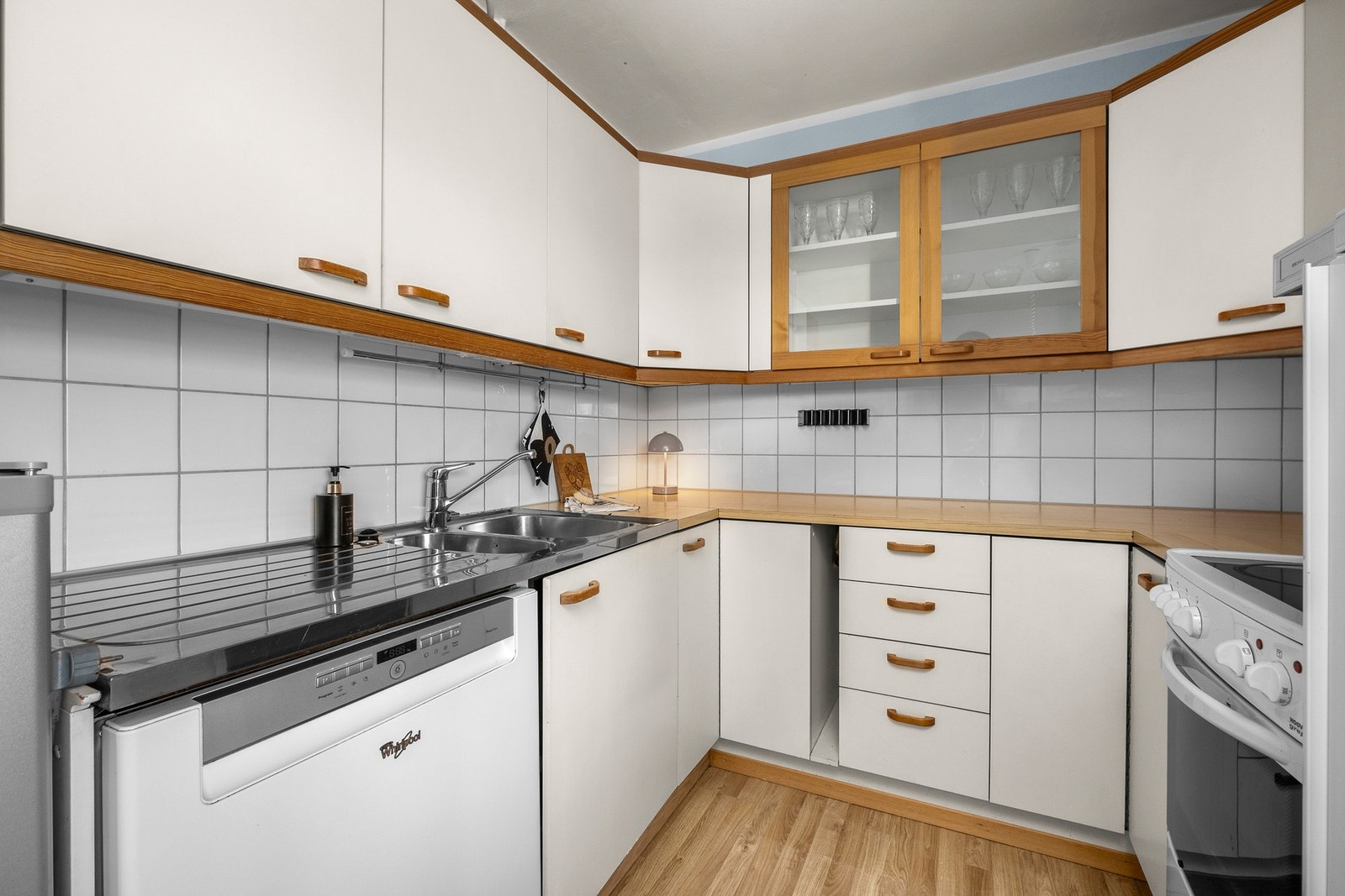 Kjøkkenet har rikelig med skap- og benkeplass Galleribilde