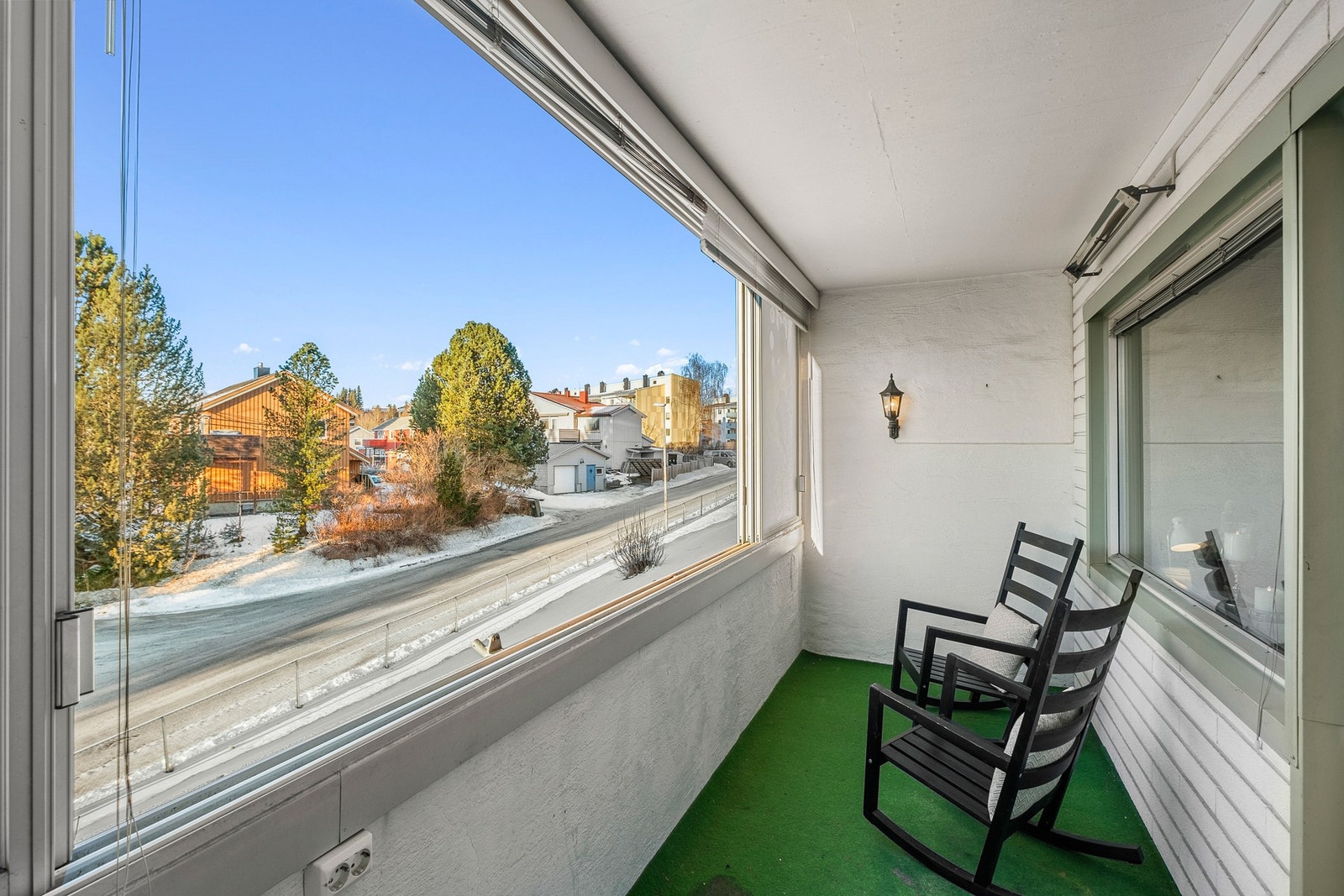Romslig innglasset balkong med utsikt mot nærområdet rundt Galleribilde