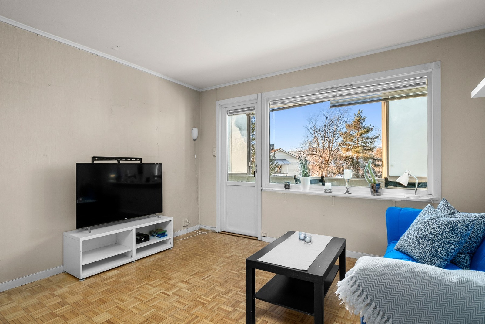 Store vindusflater som sikrer rikelig med naturlig lysinnslipp i rommet Galleribilde