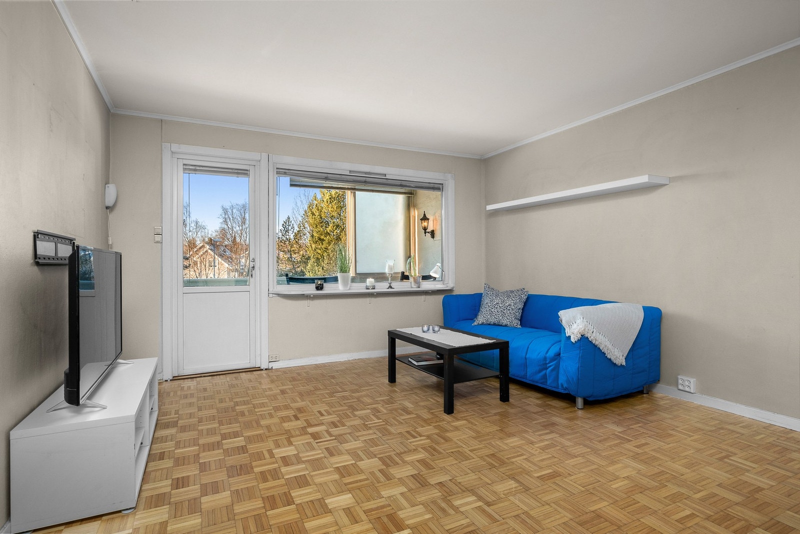 Lys og luftig stue med flere møbleringsmuligheter Galleribilde