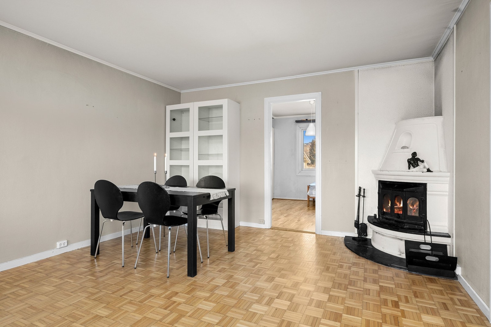 Pen peis i stuen som gir en lun og fin atmosfære i boligen Galleribilde