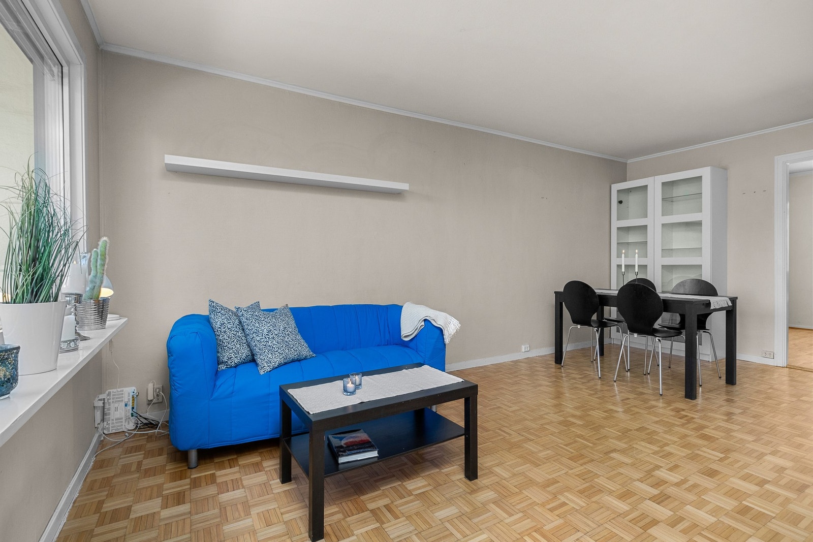 Romslig stue som gir god plass flere møbleringsmuligheter Galleribilde