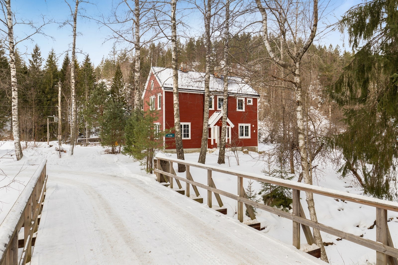 Enebolig over 3 plan i landlige omgivelser Galleribilde