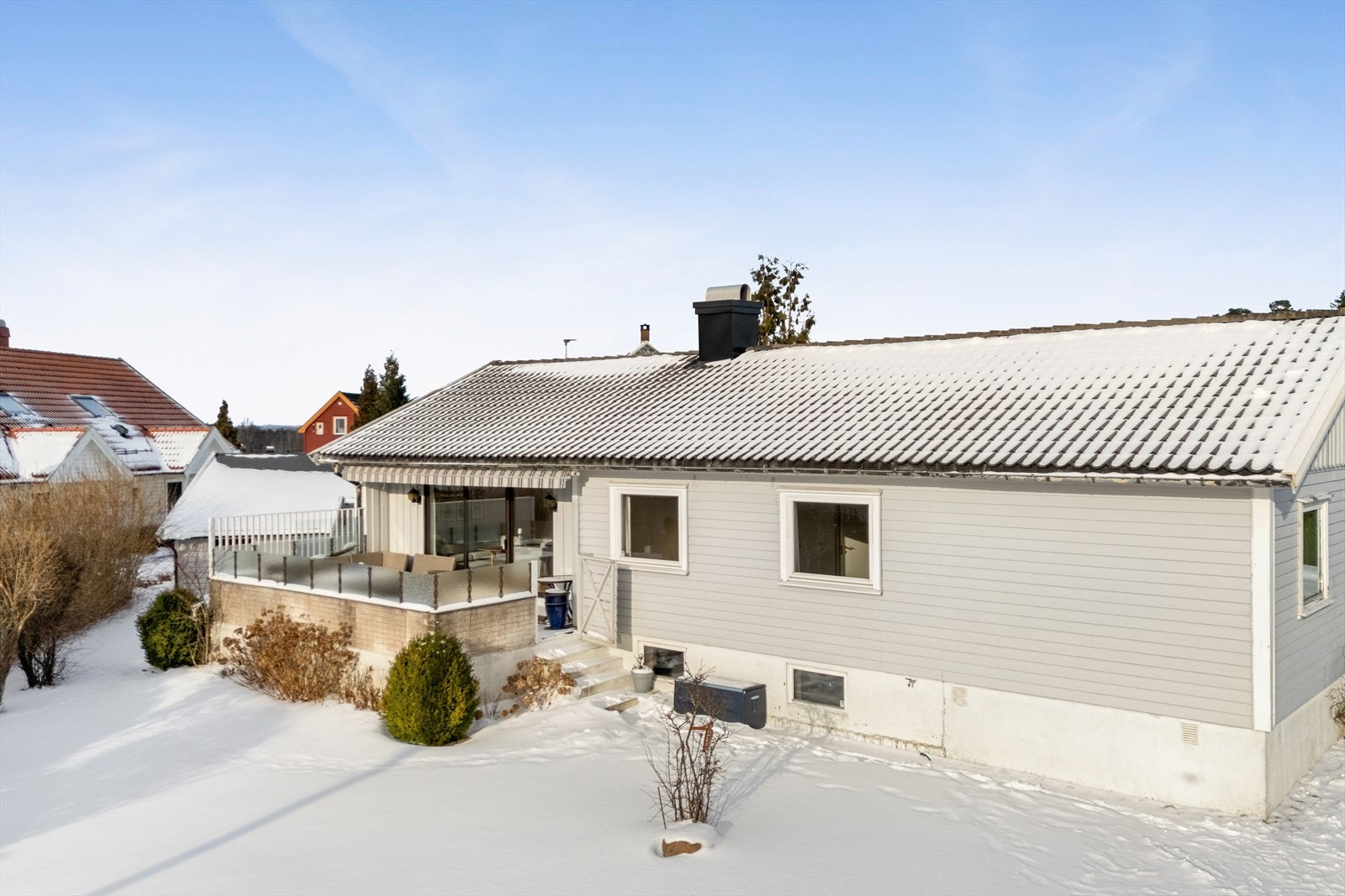 Tomta er på godt over 0,8 mål og byr på mye boltreplass for familien. Galleribilde