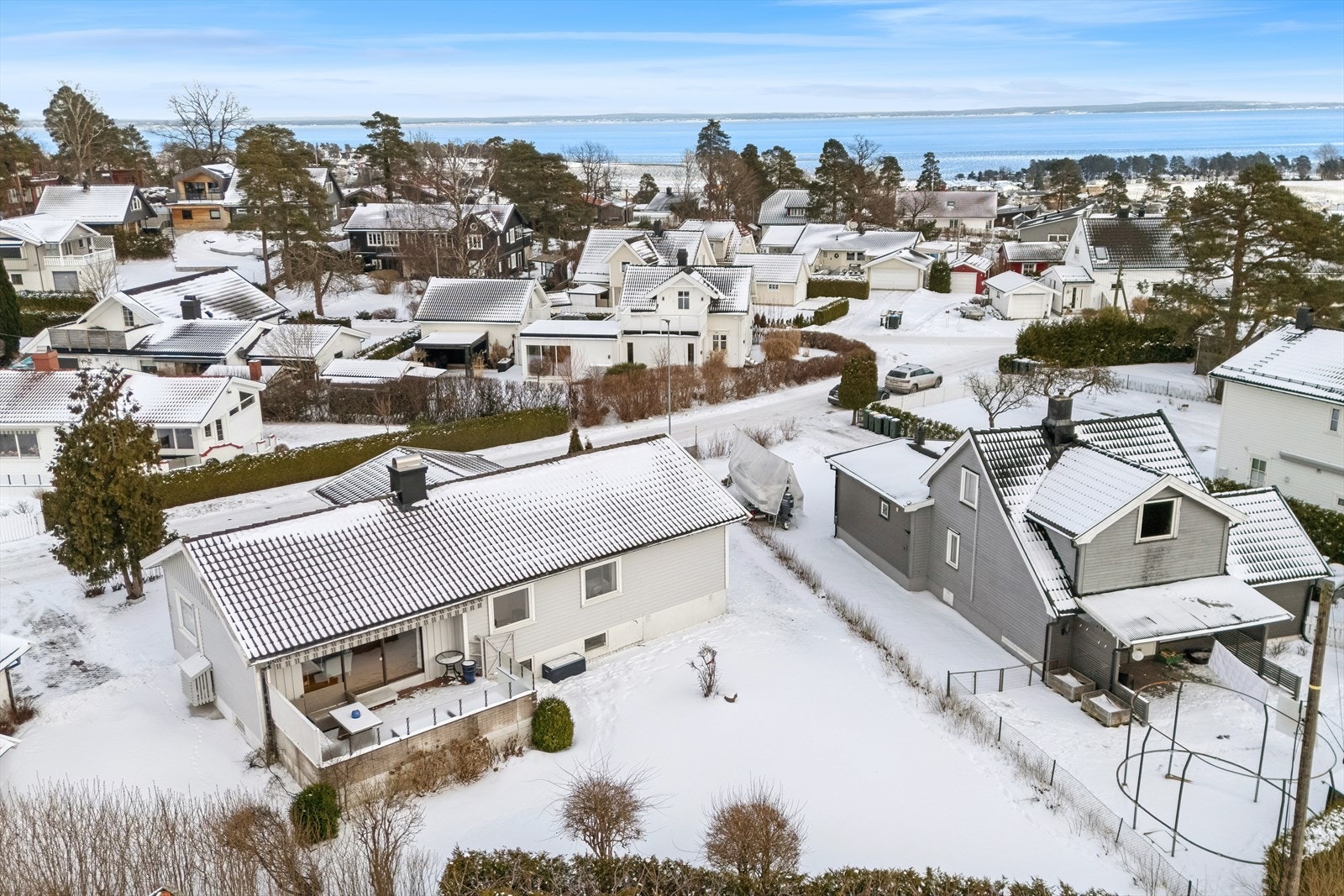 Her ligger eiendommen med en romslig og solrik hage. Galleribilde